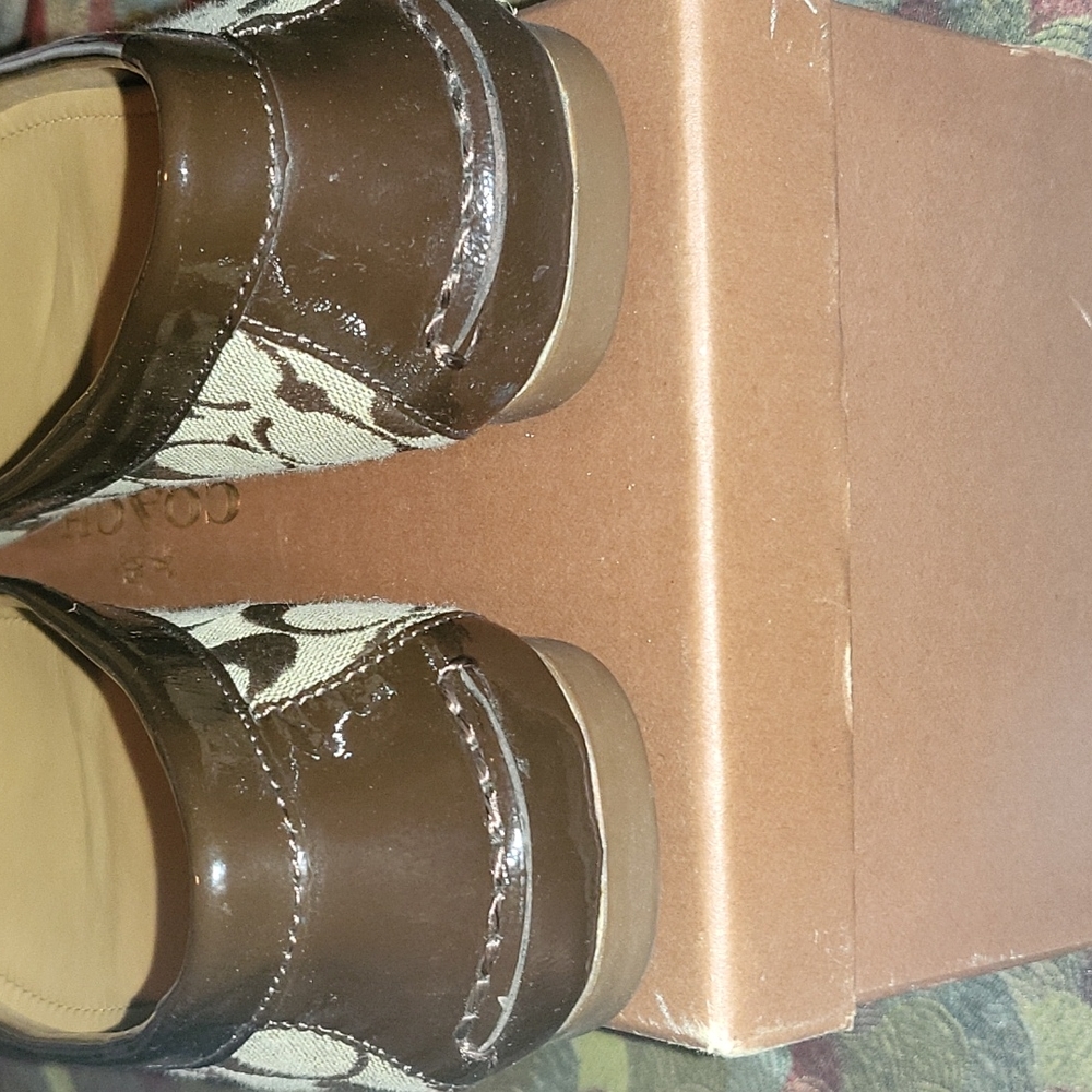 Coach mocha & tan signature moccasins w/ brown patent leather trim/metal emblem - Picture 2 of 10